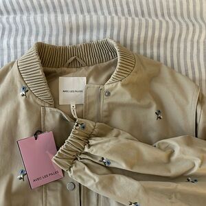 NWT Avec Les Filles Beige Bomber Jacket Floral Embroidery